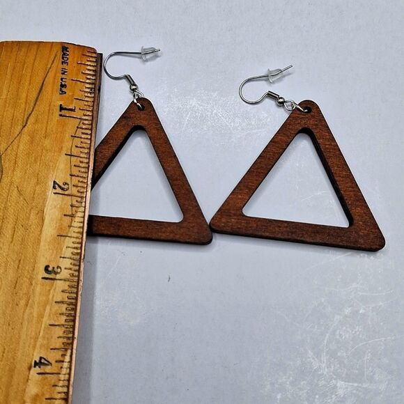 DARK Brown wooden geometric triangle earrings Boho accessory. - Picture 5 of 6
